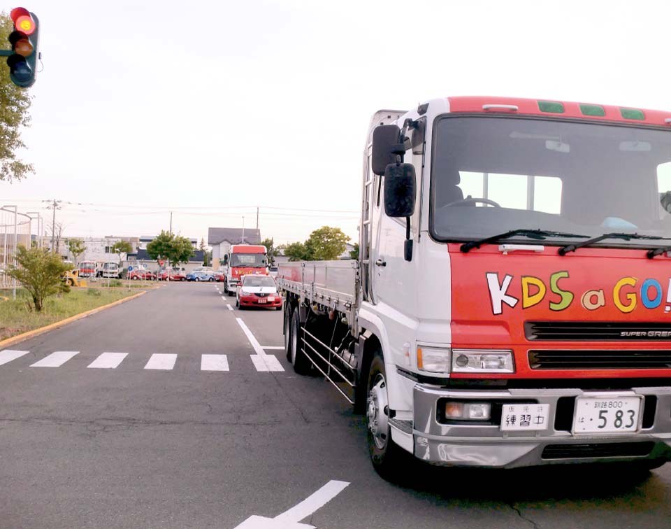 教習コースの大型教習車